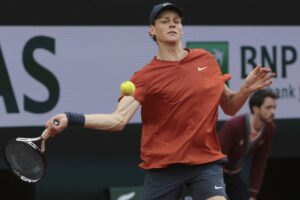 Jannik Sinner, tennista italiano, ha ottenuto la qualificazione per il terzo turno del torneo...