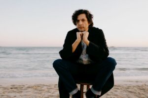 Ermal Meta presenta “Palco aperto” per supportare artisti emergenti