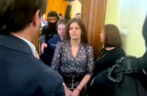 Ilaria Salis è stata processata a Budapest e attualmente si trova ancora in carcere, con catene ai...