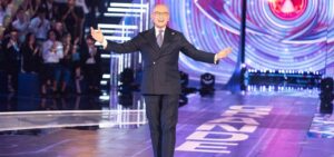 Alfonso-Signorini_Grande-Fratello_2023_ph_Alessio-Serra_ingresso_cs.jpeg