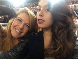 La figlia di Anna Pettinelli, Carolina Russi, segue le orme della madre diventando speaker radiofonica: “Nata con le cuffie”