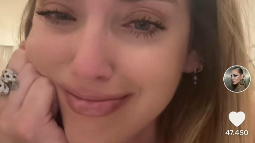 Chiara Ferragni si commuove su TikTok guardando un trend romantico di coppie innamorate