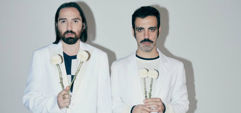 Lorenzo Urciullo, conosciuto come Colapesce, è un cantautore italiano che ha ottenuto grande...