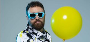 Dargen D'Amico è noto per indossare sempre gli occhiali da sole, che sono diventati un segno...