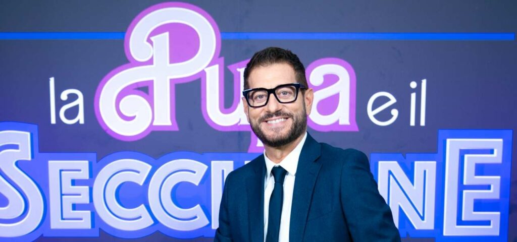 Enrico_Papi_Pupa_e_secchione_2024_logo_mediaset.jpeg
