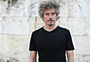 Niccolò Fabi, celebre artista nel mondo della musica, ha vissuto una tragedia indicibile: la perdita...