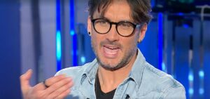 Fabrizio Moro, artista italiano molto noto, ha vissuto un passato turbolento segnato da dipendenze...