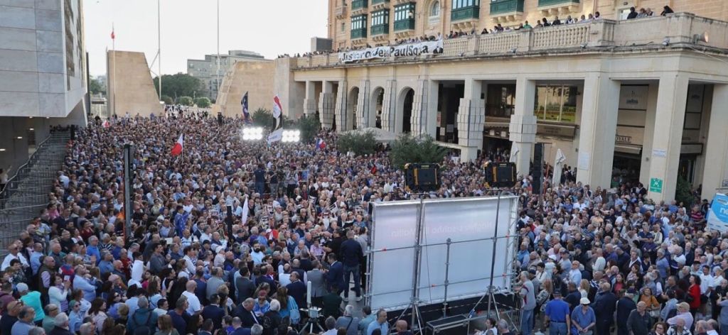 Una folla di manifestanti si è riunita davanti al Parlamento a La Valletta, portando bandiere...