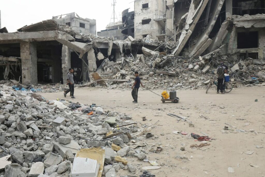 I palestinesi, inclusi bambini, che migrarono da Rafah a Deir al-Balah a causa degli attacchi...