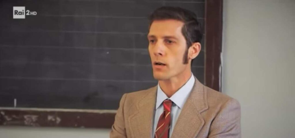 Il professor Andrea Maggi, conosciuto per la sua partecipazione al docu-reality "Il Collegio", ha...