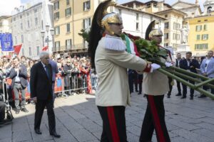 Il Presidente della Repubblica Sergio Mattarella ha deposto una corona di fiori alla stele dei...