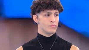 La sera precedente, Mida aveva brillato come l'anima della festa di Amici. Tuttavia, al risveglio...