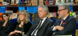 La madre di Nando Dalla Chiesa, Dora Fabbo, viene ricordata con affetto e rispetto per il suo ruolo...