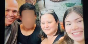 Vietato l’uso del cellulare: adolescente uccide madre, padre e sorella