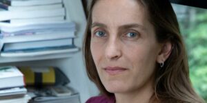 Neige Sinno racconta l’infanzia segnata dal patrigno in “Triste tigre” (Premio Strega Europeo)