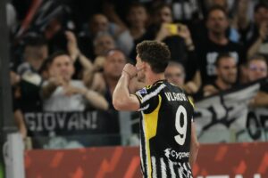 Il giovane attaccante serbo della Juventus, Dusan Vlahovic, ha festeggiato dopo aver segnato un gol...