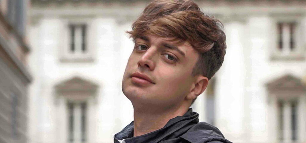 Andrea Cioffi, un cantautore salentino, si è fatto notare come uno dei principali artisti emergenti...