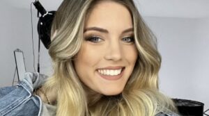 Anita Olivieri ieri, mentre si prendeva una pausa dai numerosi autografi che concede quotidianamente...