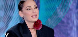 La vita privata e la carriera di Anna Tatangelo: dal debutto a Sanremo alla perdita della madre a causa di un tumore