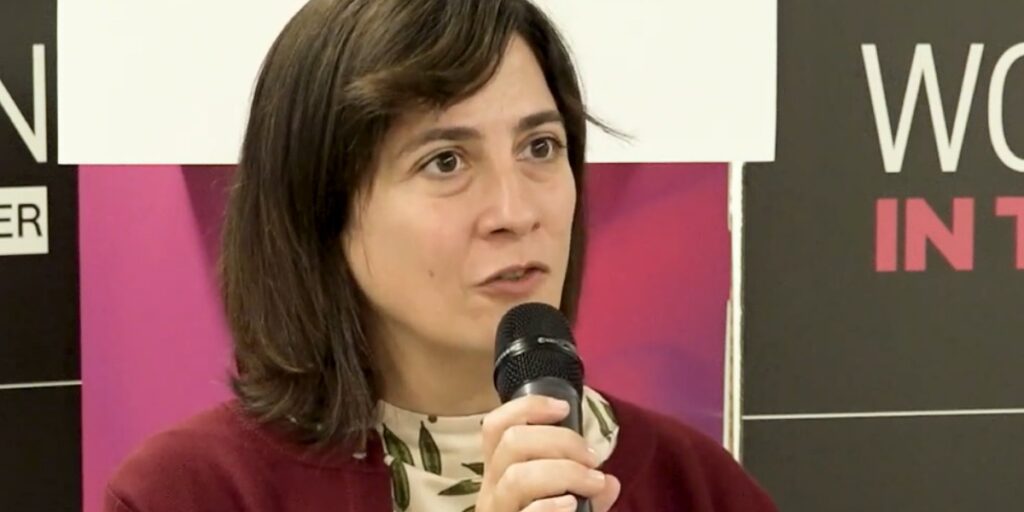 di genere nella pulizia del bagno: le donne in prima linea.