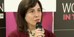 di genere nella pulizia del bagno: le donne in prima linea.