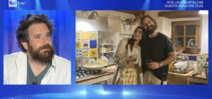 Tommaso Paradiso e la sua fidanzata Carolina Sansoni sono felicemente innamorati da diversi anni. La...