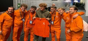 Chi sono i Carota Boys, l’hilarious gruppo di fans di Jannik Sinner/ L’origine dell’iconico travestimento che li ha resi famosi a livello mondiale