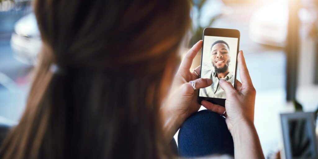 Le simulazioni digitali di persone decedute stanno diventando sempre più realistiche grazie ai...