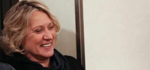 Emilia Cestelli è la moglie di Nando dalla Chiesa, conosciuto durante i loro anni universitari...