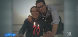 James Casella è il figlio di Giucas Casella, che lo ha reso nonno di due nipoti. Saranno entrambi...