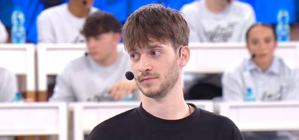 Holden non si prepara al guanto di sfida contro Mida ad Amici 2024 e perde a tavolino, dichiarando...