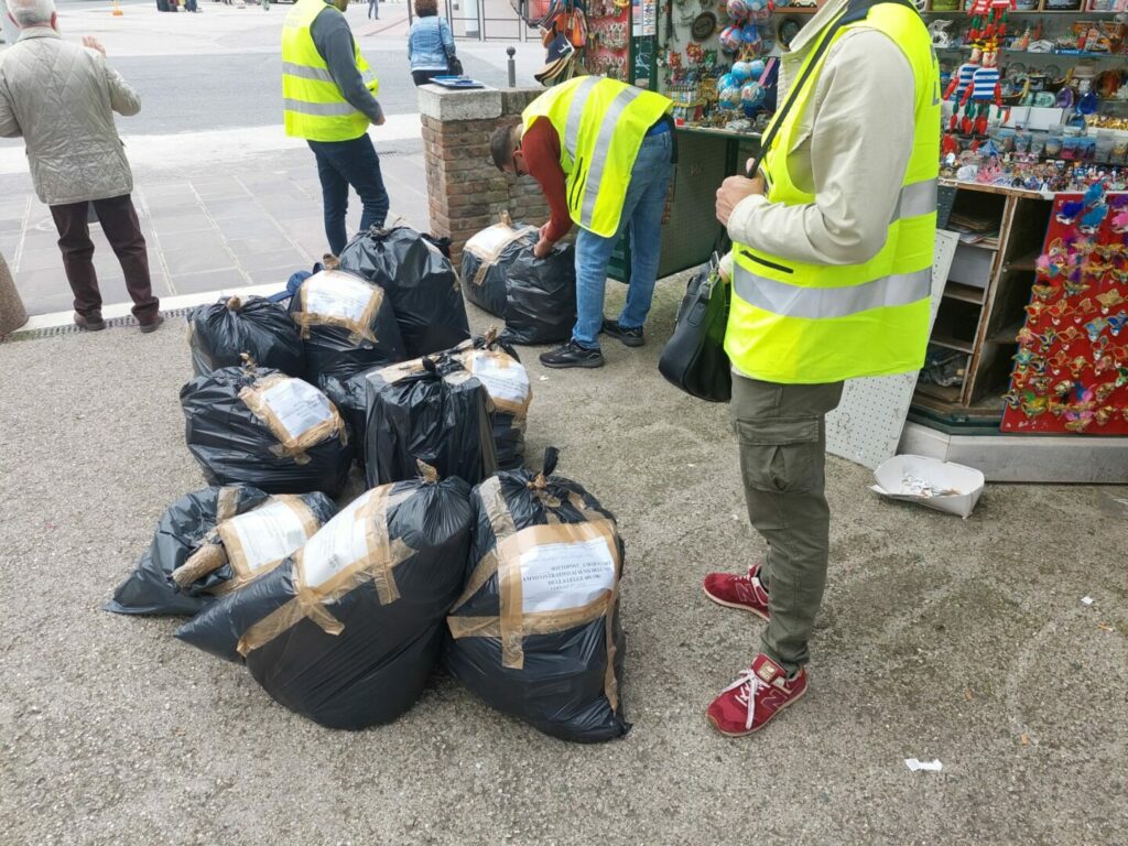 Polizia locale sequestra 1.200 articoli durante banchetti fuori misura a Venezia