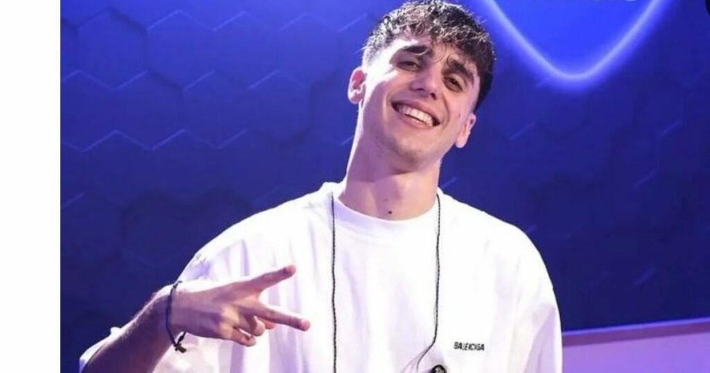 LDA torna sul palco insieme al padre Gigi D'Alessio per uno spettacolo live a Napoli. Il duo si...