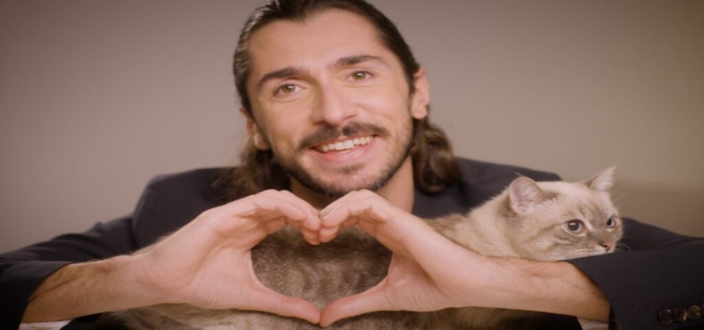La storia di Luca Gervasi e della sua gatta Belen: un duo incredibile che ha conquistato il web