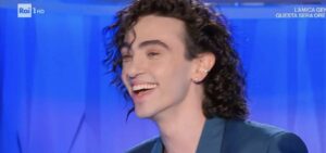 Michele Bravi, giudice di Amici di Maria De Filippi, ha conquistato il pubblico non solo per il suo...