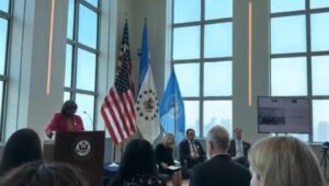 L'Ambasciatrice degli Stati Uniti all'ONU, Linda Thomas-Greenfield, insieme al quotidiano "Wall...