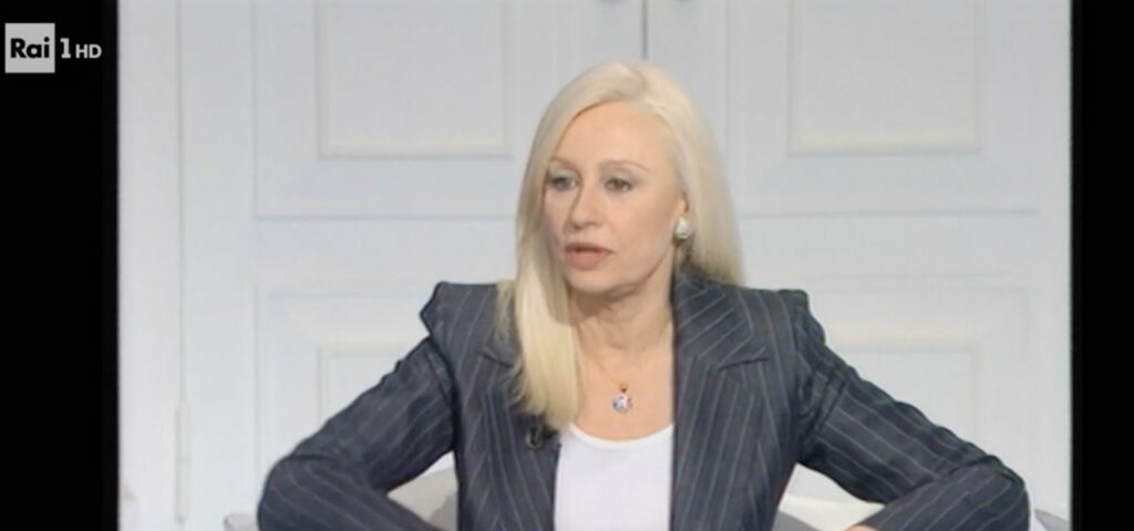 Maria Grazia Cucinotta ospite speciale nella puntata di Rai 1 dedicata a Raffaella Carrà: “Una donna amata da tutti, anche dalle donne” – Anticipazioni e dettagli