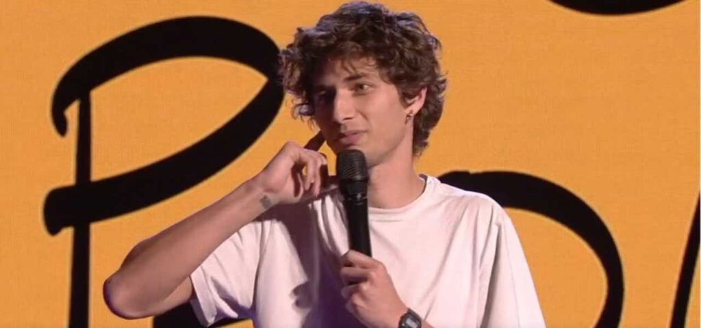 Chi si cela dietro l’enigmatica figura di Salvo Di Paola? Il mistero sulla sua fidanzata persiste, mentre il comico stand-up continua a conquistare il pubblico di Propaganda Live.