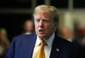 Il presidente Donald Trump arriva per il suo processo presso il tribunale penale di Manhattan a New...