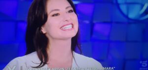 La puntata di oggi di Verissimo inizia con una delle protagoniste più amate di Terra Amara, Umit...