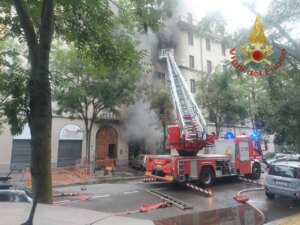 Tre morti e tre feriti in un incendio avvenuto in una palazzina a Milano
