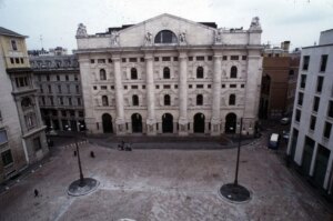 Il Palazzo Mezzanotte, situato in Piazza Affari a Milano, è la sede della Borsa Italiana. Costruito...