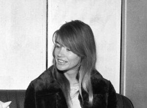 Françoise Hardy, celebre cantante francese e icona degli anni Sessanta, è scomparsa a Parigi all'età...
