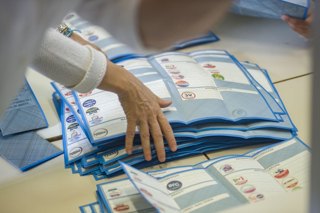 Lo spoglio delle elezioni amministrative per l'elezione a sindaco di Bologna si è concluso con la...