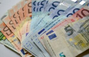 A Brescia, il 19 febbraio 2015, è stata scattata una foto rappresentante una banconota da euro...