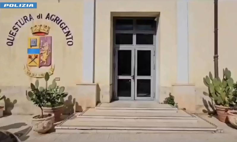 Agrigento (ITALPRESS) - Cinque misure cautelari in carcere sono state eseguite ad Agrigento. Uno dei...