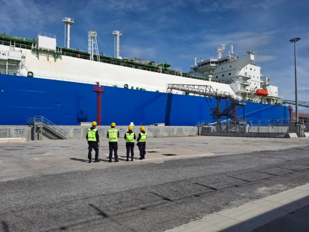 Il processo di "sdoganamento in mare", introdotto nell'Ufficio ADM di Livorno nel 2014 per le merci...