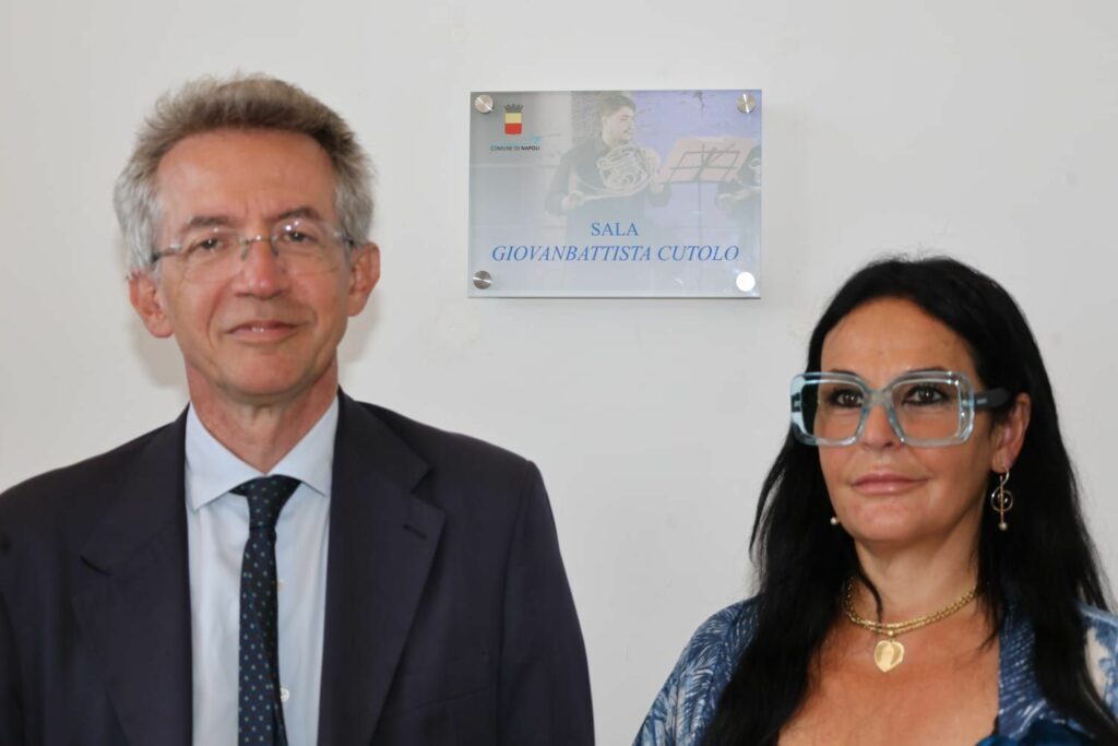 La sala teatrale del Centro "Asterix" a Napoli è stata intitolata a Giovanbattista Cutolo, il...