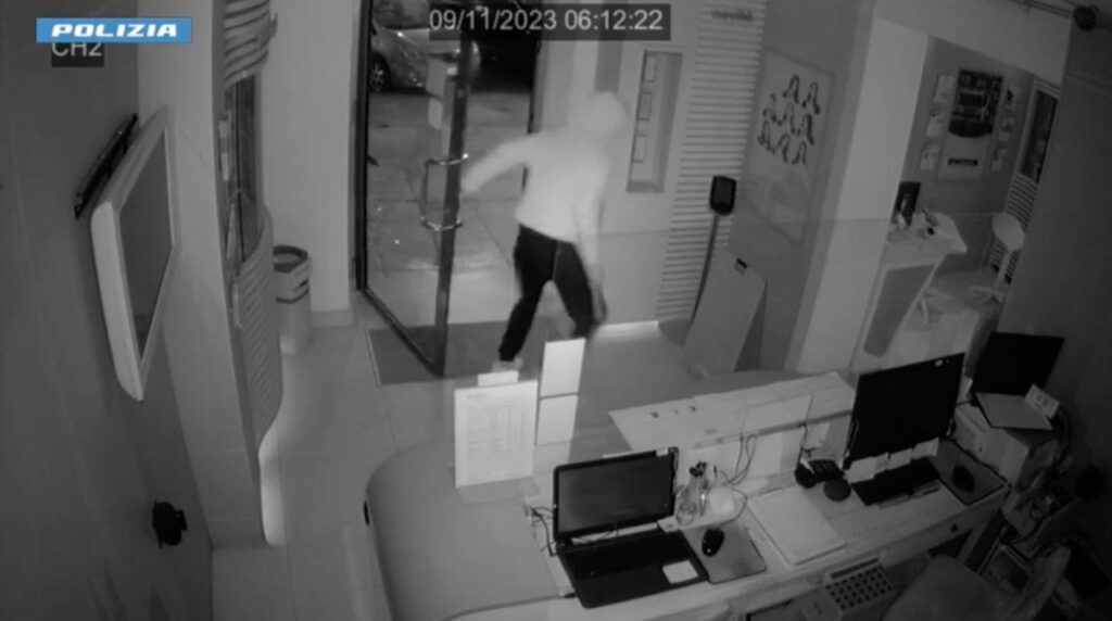 Autore di due furti con “spaccata” a Palermo arrestato