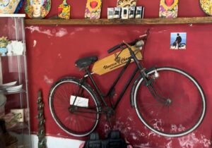 30 anni senza Massimo Troisi: a Salina la bici de “Il Postino” in mostra